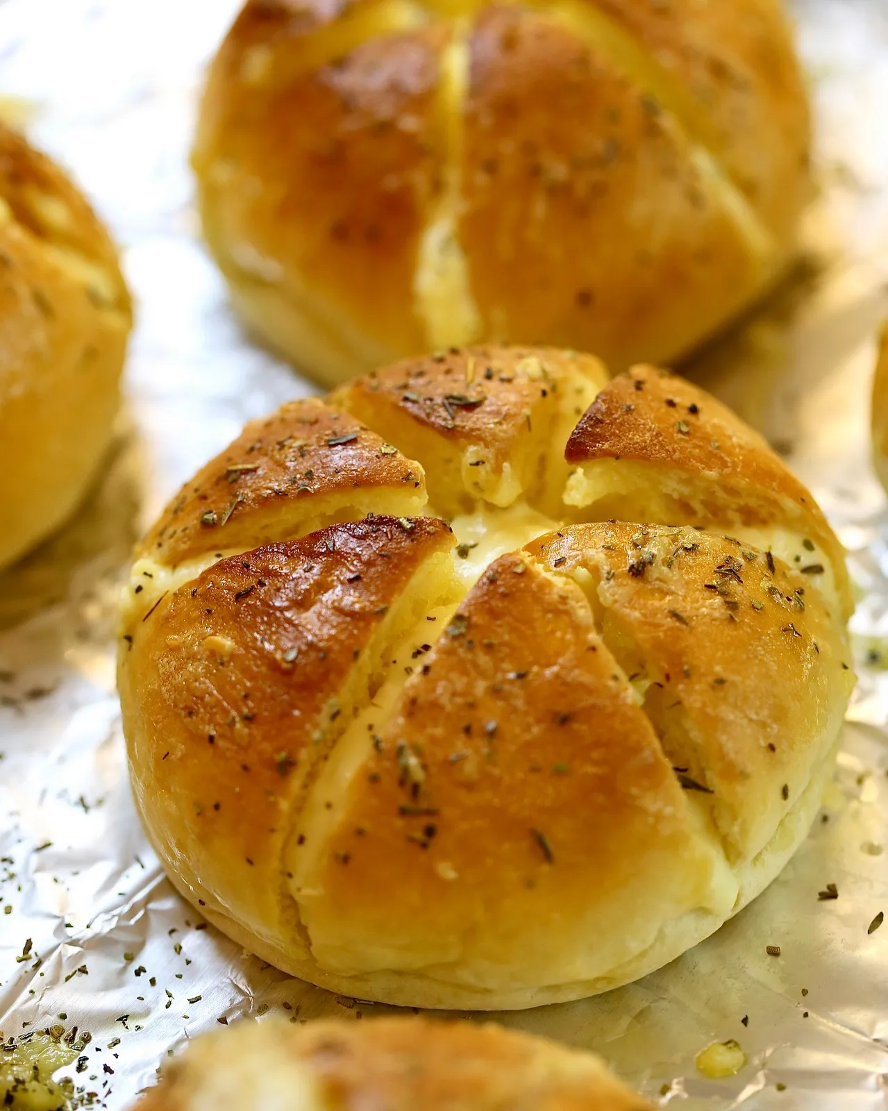 Ổ bánh mì bơ tỏi phô mai Hàn Quốc giòn rụm vừa ra lò