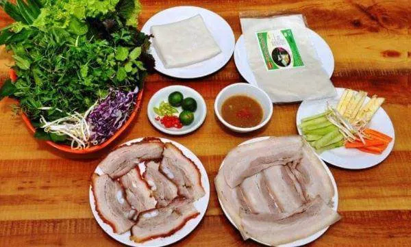 Bánh tráng thịt heo luộc và thịt heo quay hấp dẫn