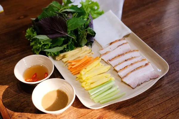 Bạn có thể chọn thịt heo luộc hoặc heo quay chấm cùng nước mắm ớt hoặc mắm nêm