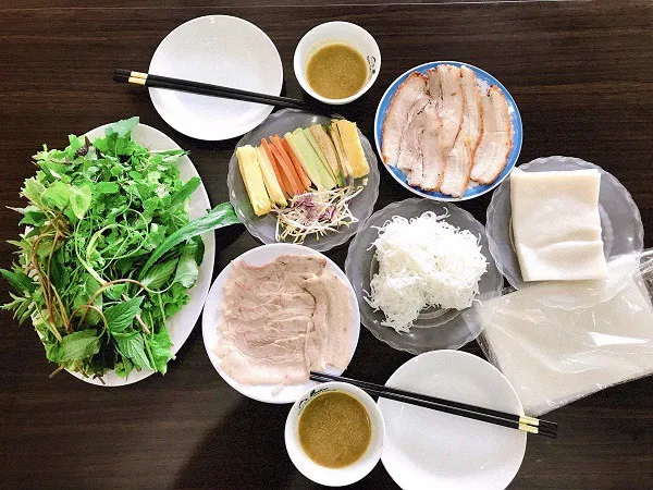 Phần bánh tráng cuốn không quá cầu kỳ nhưng đủ đầy, tròn vị