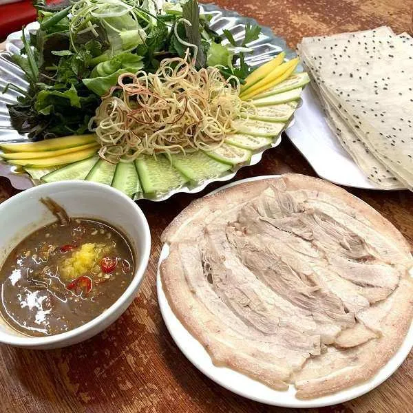 Bánh tráng mè cuốn với thịt chấm mắm nêm pha thêm dứa ớt bùi bùi, đậm vị