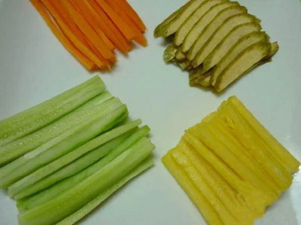 Thái sợi cà rốt, dưa chuột, dứa, chuối để ăn cùng thịt heo