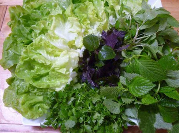 Rau cuốn bánh tráng rửa sạch để lên đĩa