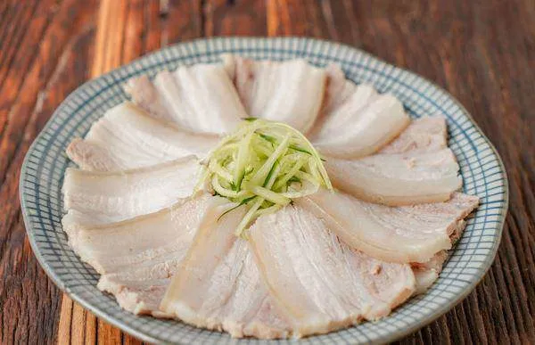 Thịt heo luộc chín, thái miếng mỏng dài