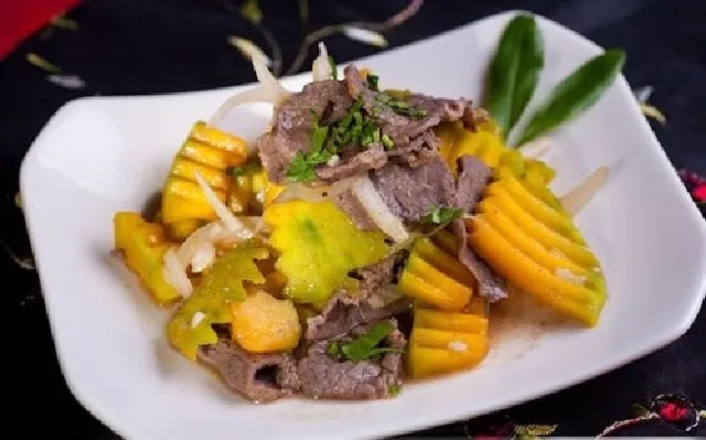 Xào bí đỏ cùng thịt