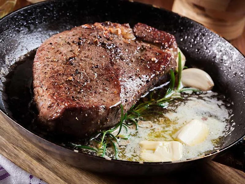 Thịt bò áp chảo bơ tỏi với lớp vỏ nâu vàng