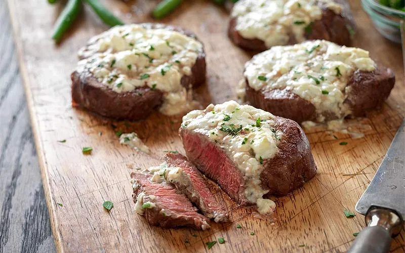 Bò áp chảo phô mai với khoai tây chiên