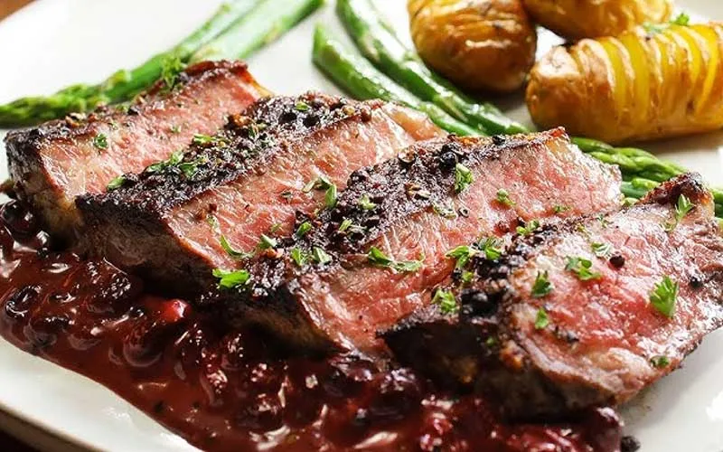 Bò áp chảo sốt tiêu đen với cà chua