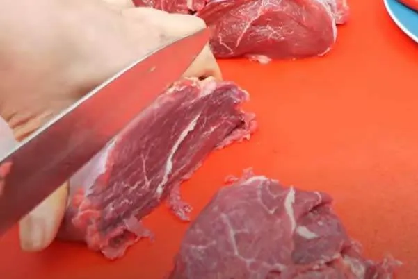 Thịt bò thái lát không quá dày, không quá mỏng