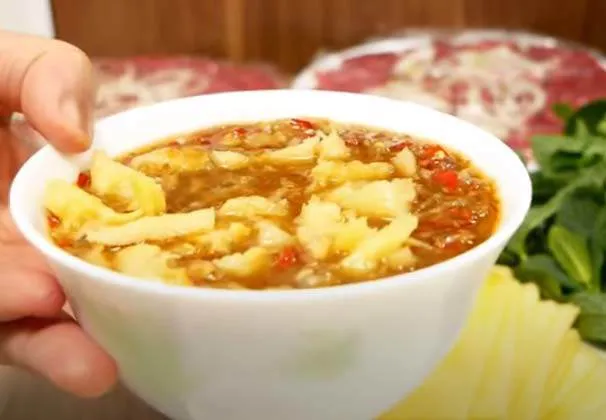 Thêm xác dứa vào nước chấm