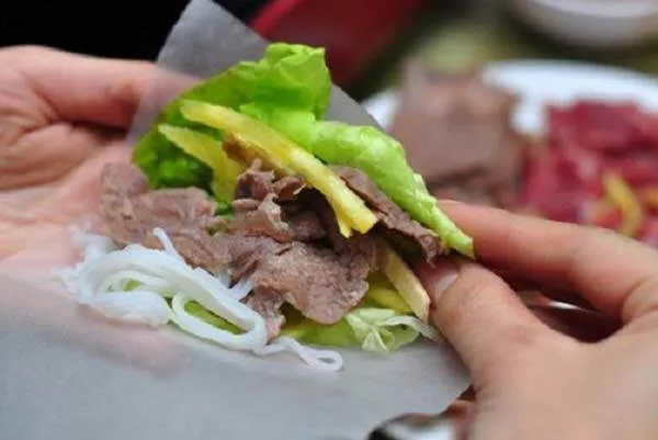 Cuốn thịt bò với bánh tráng