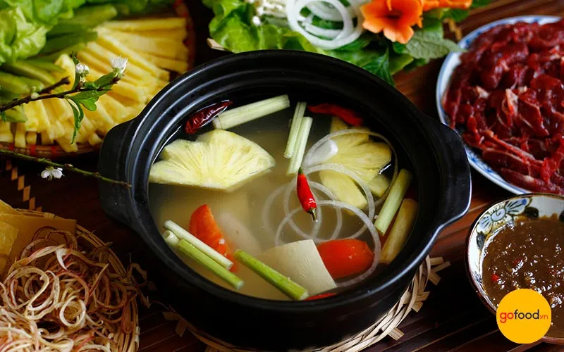 Các loại rau sống và nguyên liệu làm lẩu bò nhúng giấm