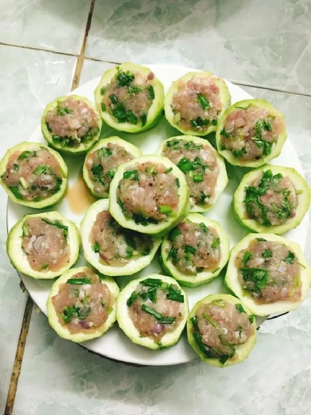 Canh bầu nhồi thịt hoàn thành với ngò rí thơm phức
