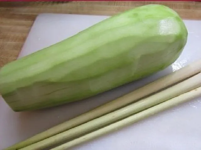 Thả bầu nhồi thịt vào nồi nước sôi