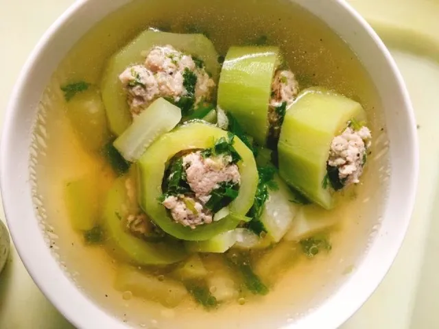 Canh bầu nhồi thịt thơm ngon, thanh mát cho bữa cơm gia đình