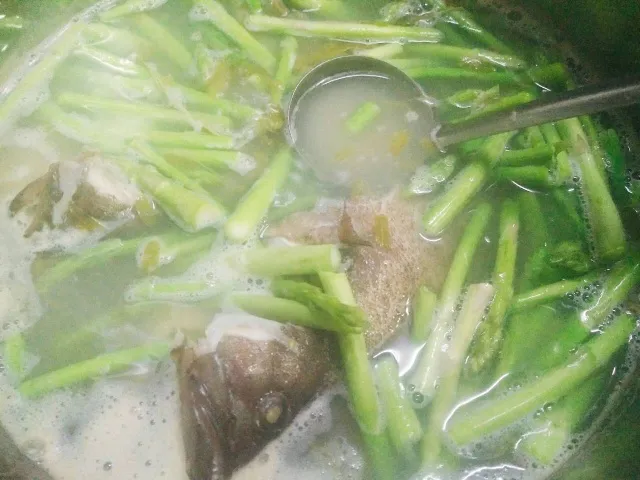 Cho các loại rau phụ trợ vào nồi canh chua