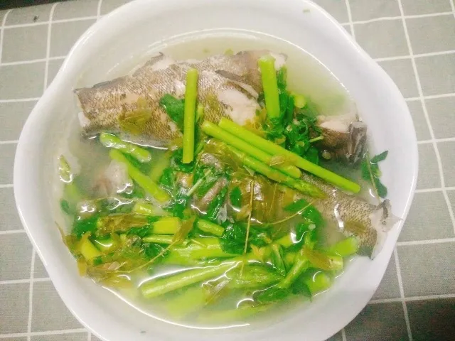 Trình bày món canh chua lá me cá đù thơm ngon