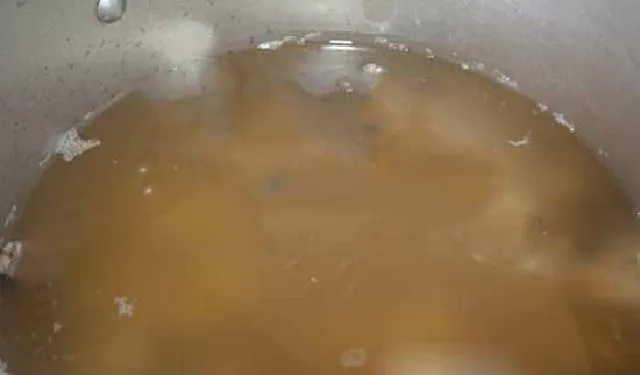 Nấu nước dùng với rước Huế