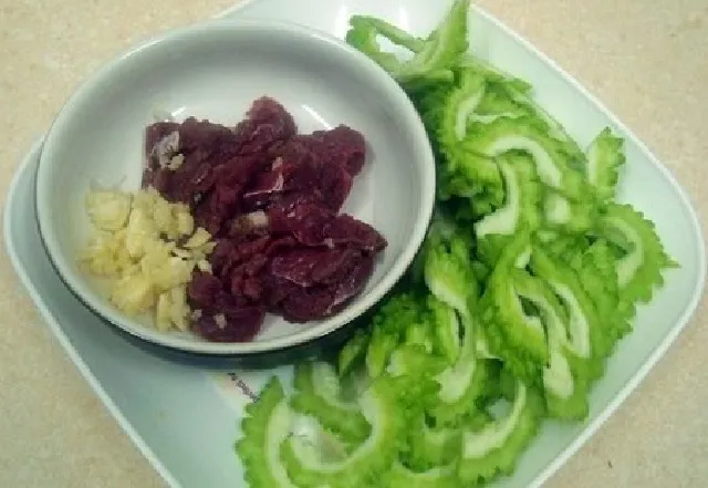 Sơ chế mướp đắng và thịt bò