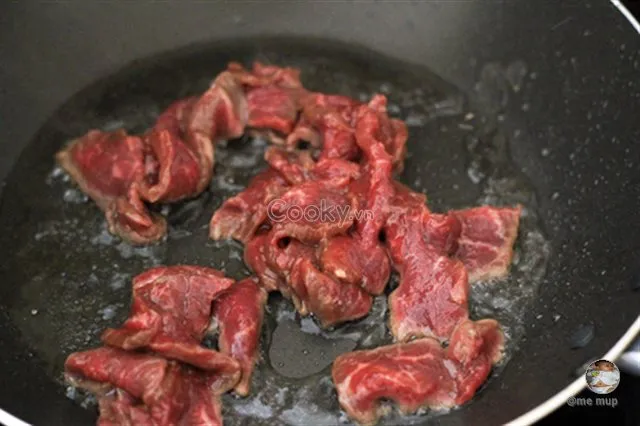 Xào thịt bò với hành tím