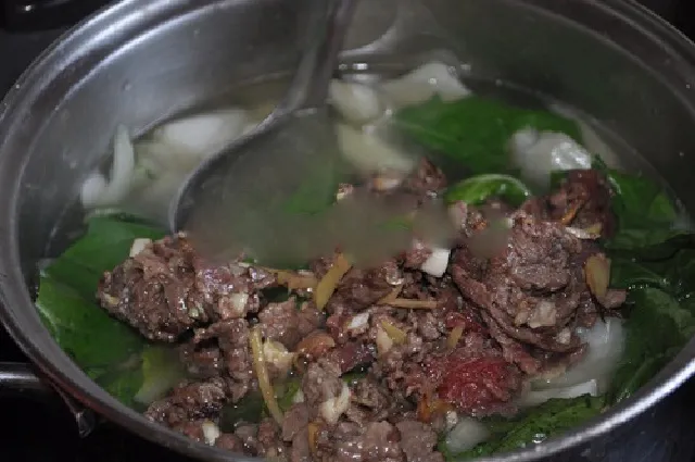 Cho thịt bò và tương hột vào hoàn thiện