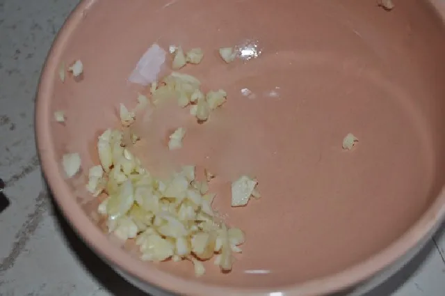 Gừng cắt sợi và tỏi băm nhuyễn