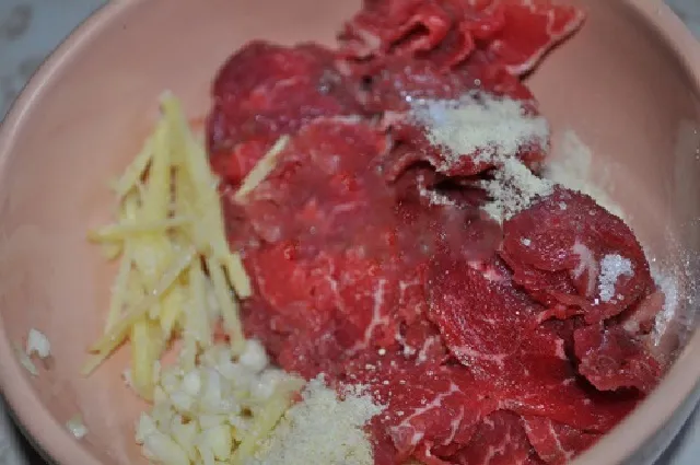 Ướp thịt bò với gia vị