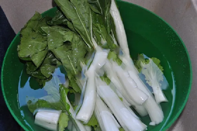 Sơ chế rau cải thìa tách riêng cuống và lá