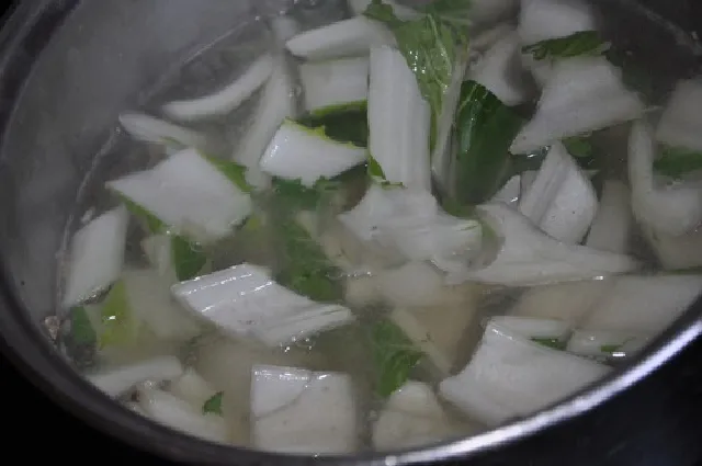 Cho cuống cải vào nấu trước