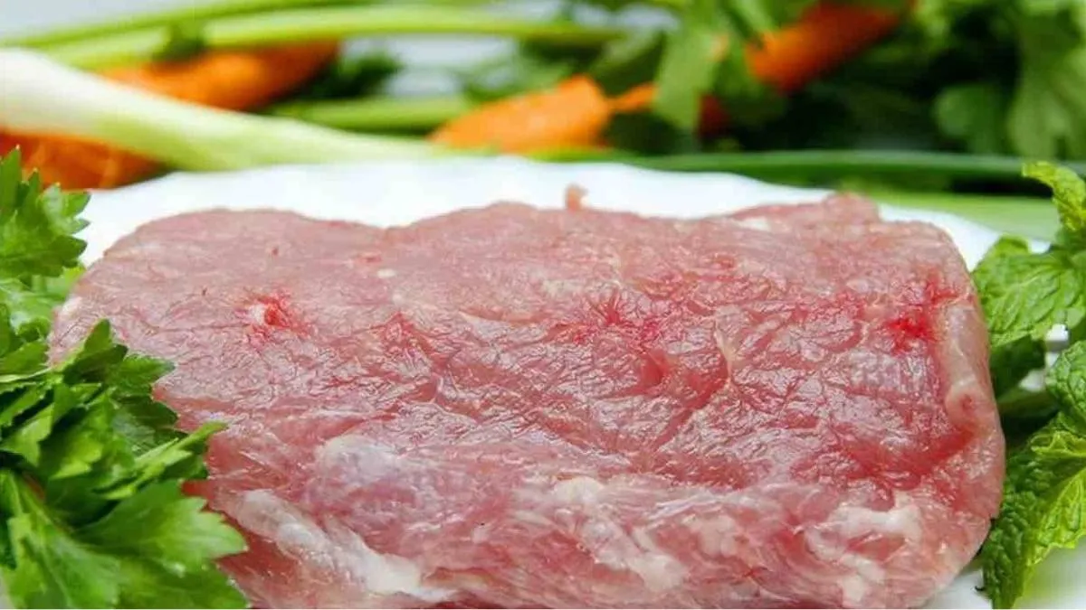 Lựa chọn thịt nạc vai tươi để làm chả viên nướng