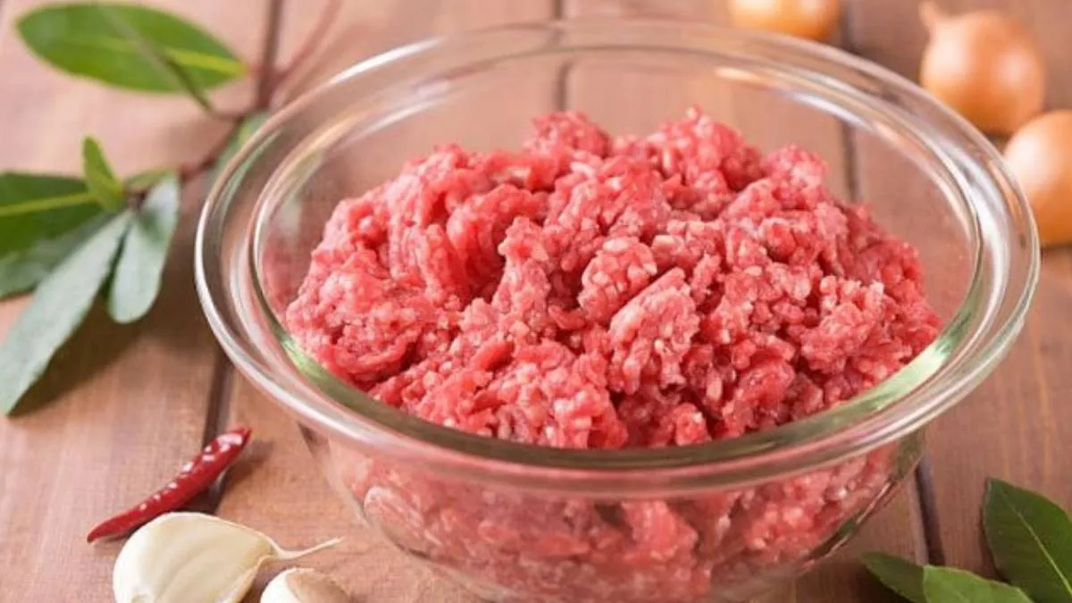 Xay thịt nhuyễn mịn để làm chả viên nướng