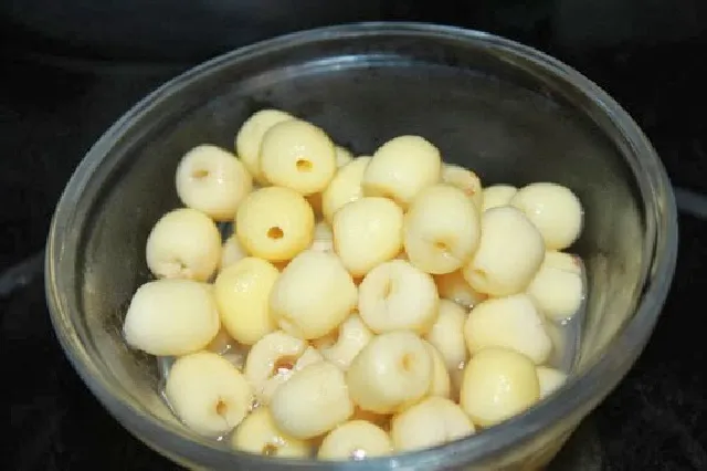 Hạt sen tươi ngâm nước qua đêm để mềm đều