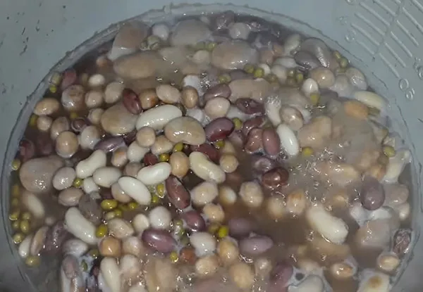 Quá trình hầm các loại đậu tươi cho đến khi chín mềm vừa phải