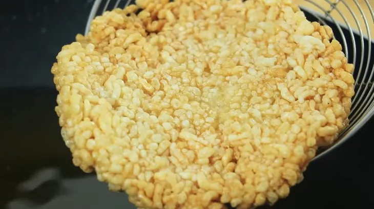 Chiên cơm cháy ngập dầu