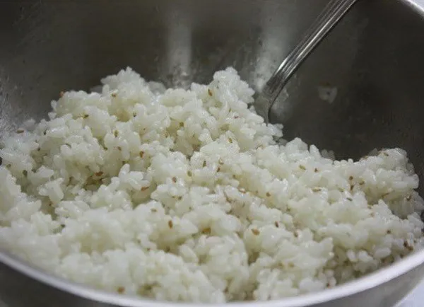 Kỹ thuật trộn cơm với dầu mè và hạt mè rang