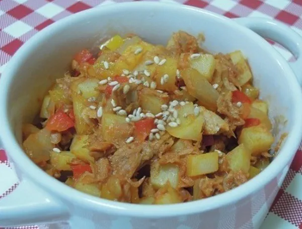 Nhân kim chi xào cá hồi cho cơm cuộn tam giác