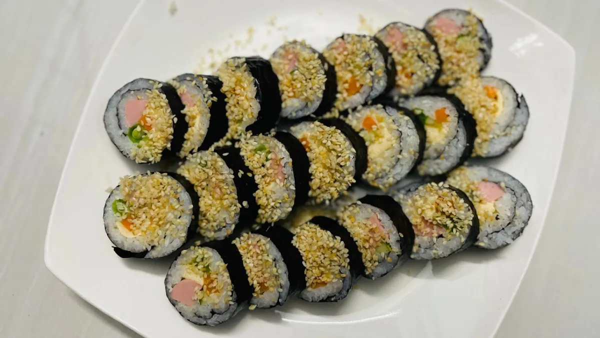 Hình ảnh minh họa món cơm cuộn rong biển Gimbap được trình bày bắt mắt với đầy đủ màu sắc