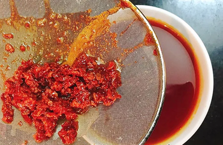 Lọc bỏ bã để thu được phần dầu gấc trong và giàu dinh dưỡng