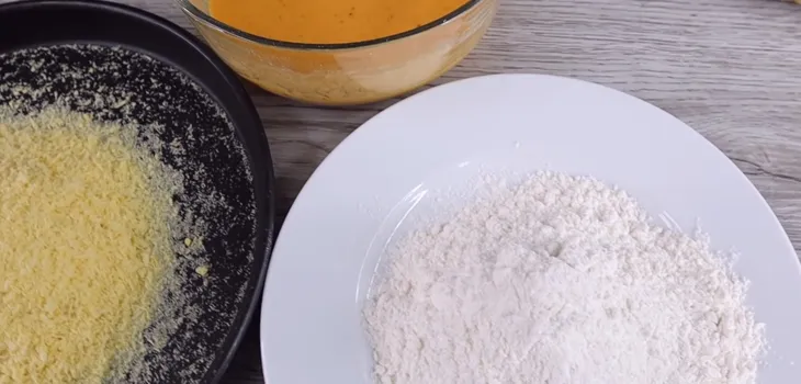 Áo gà qua lớp bột chiên giòn để tạo độ xù