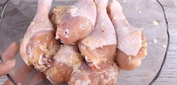 Tẩm ướp gia vị đậm đà cho món gà rán chuẩn vị KFC