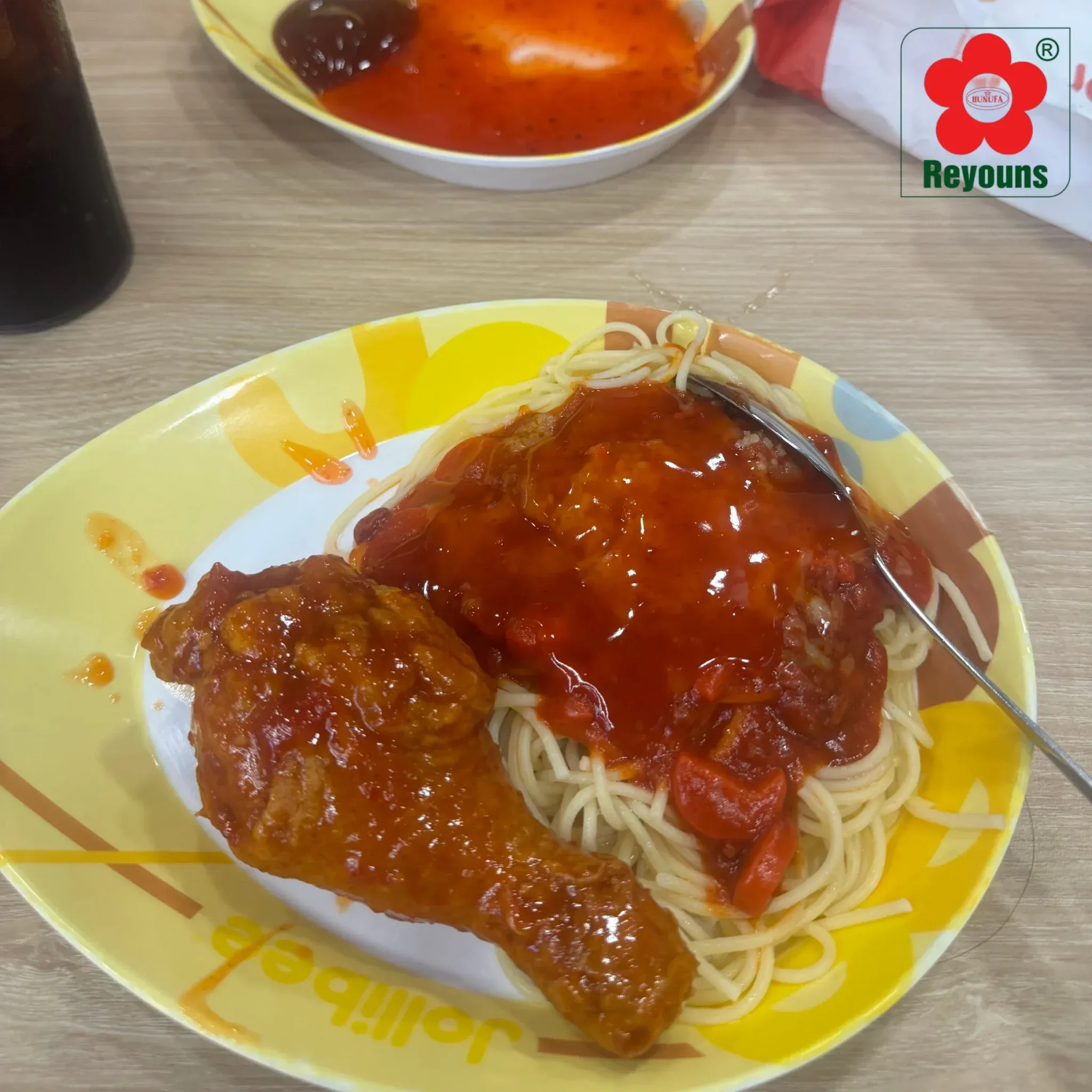 Sốt bao phủ đều lên bề mặt gà nhưng vẫn phải giữ được độ giòn bên trong