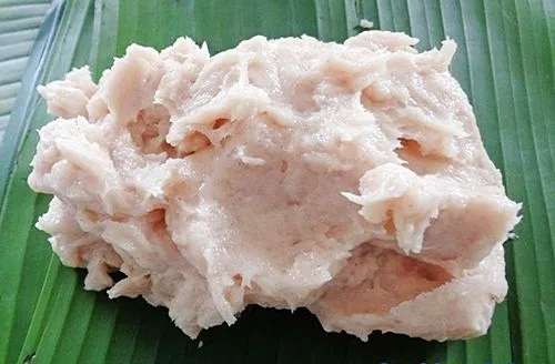 Quá trình xay thịt với các loại gia vị làm giò lụa để tạo độ dẻo nhuyễn