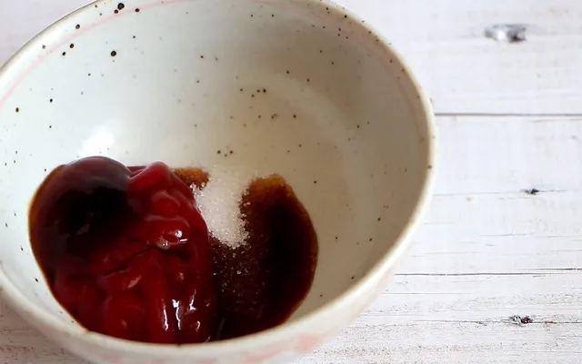 Chuẩn bị nguyên liệu làm sốt chấm cho bánh khoai tây