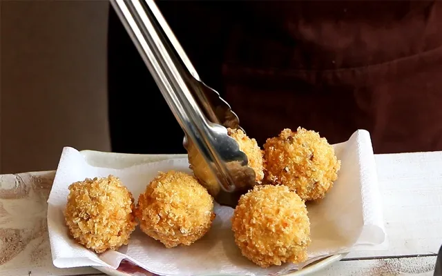 Thành phẩm bánh khoai tây thịt bò sau khi chiên