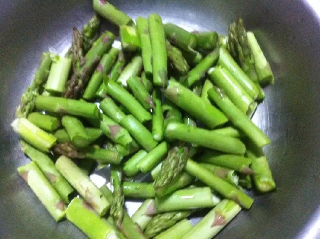 Sơ chế măng tây xanh và thái thịt heo theo kích cỡ tiêu chuẩn để đảm bảo chín đều