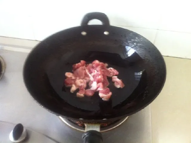 Xào thịt heo trên lửa lớn để tạo phản ứng Maillard, giúp thịt thơm và giữ nước