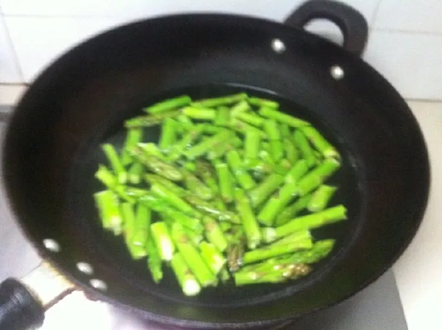 Măng tây sau khi được trụng sơ và ngâm đá để giữ được màu xanh ngọc bích và độ giòn