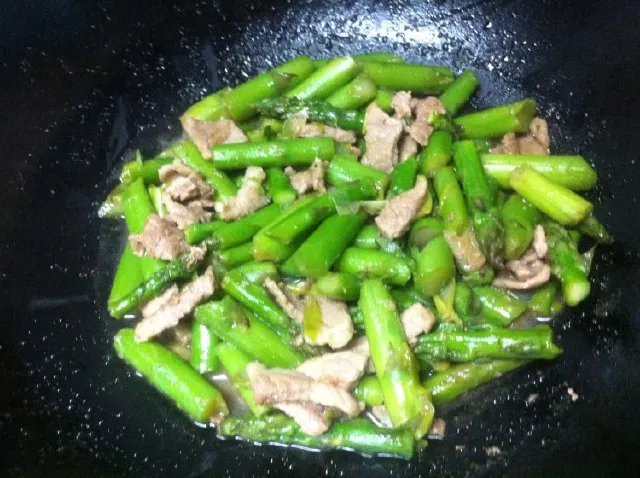 Sự kết hợp giữa măng tây và thịt heo tạo nên món ăn hài hòa về cả màu sắc lẫn hương vị