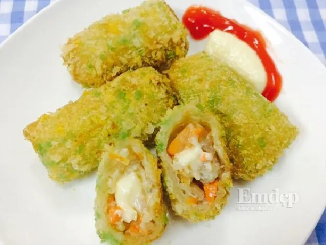 Nem hải sản trên đĩa