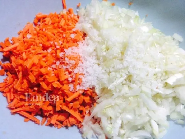 Hành tây và cà rốt sau khi ướp muối